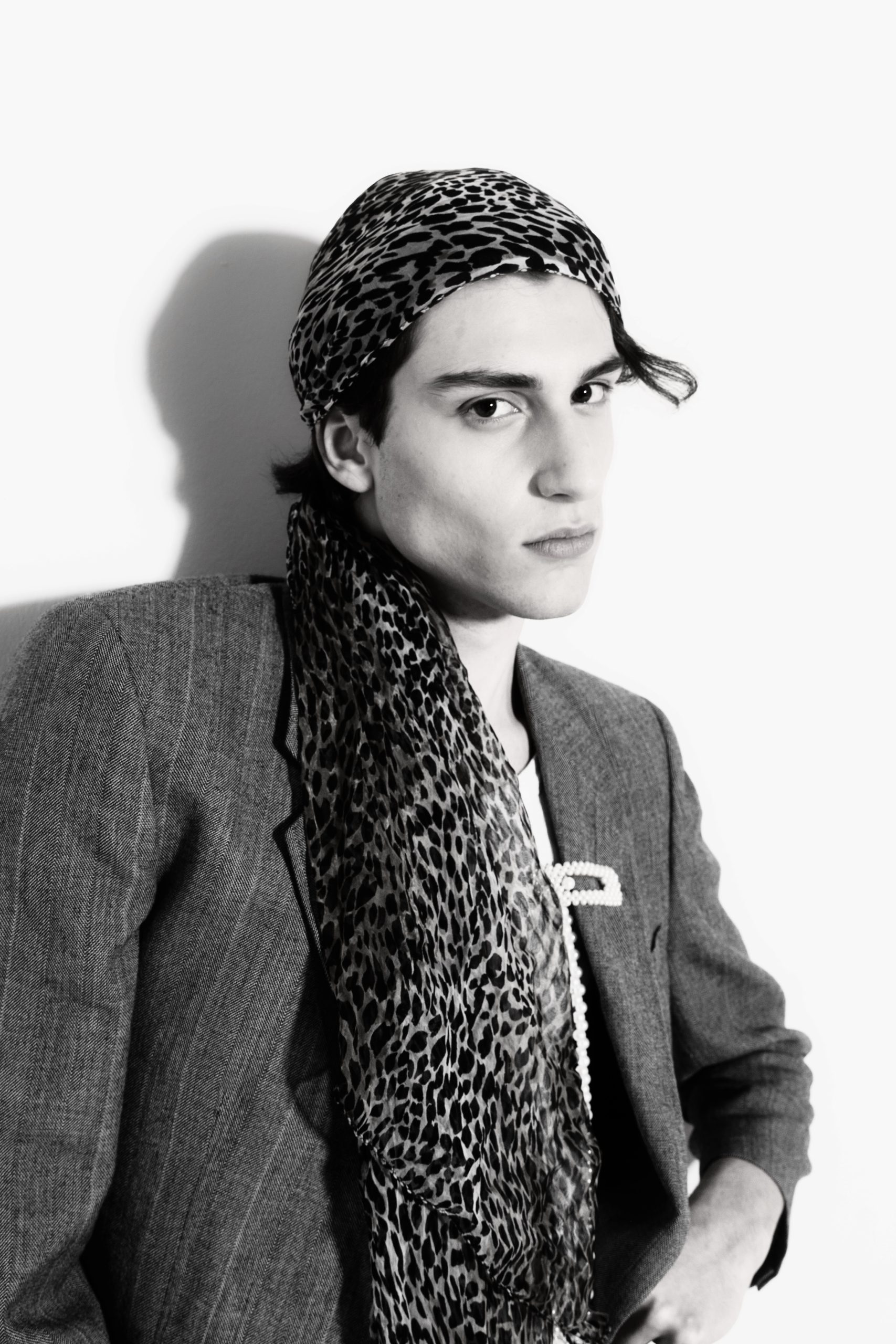Modello maschile con sciarpa leopardata in un look elegante per la moda giovanile