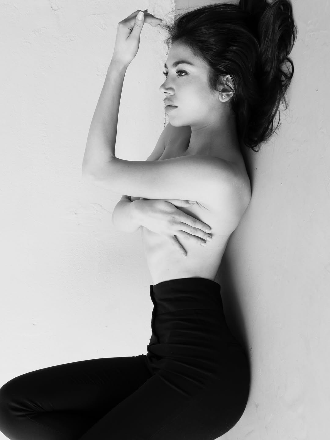 Modella in posa artistica, eleganza e bellezza senza tempo, moda in bianco e nero a Firenze.