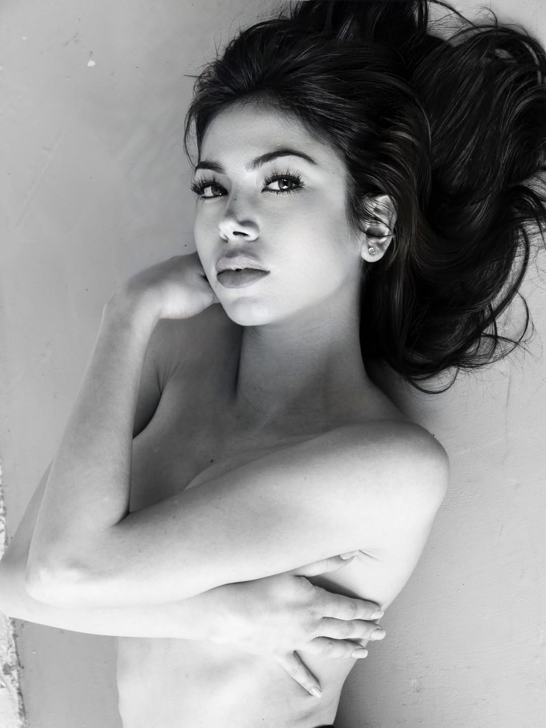 Modella con capelli lunghi e sguardo intenso in bianco e nero, espressione di bellezza e eleganza.