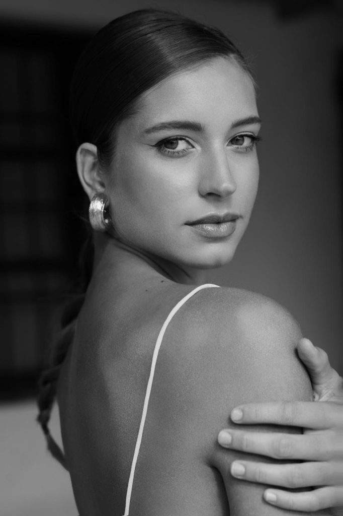 Ritratto elegante di una modella con orecchini affascinanti, presentando uno stile sofisticato e naturale.