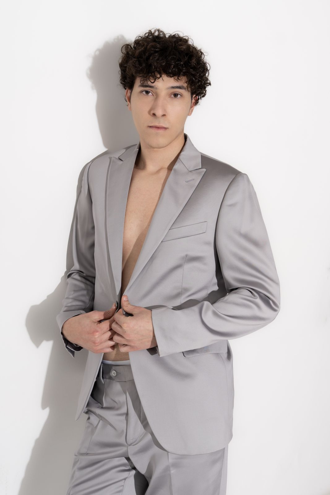 Modello in giacca elegante grigia, look fashion per campagna moda, agenzia di model management a Firenze.