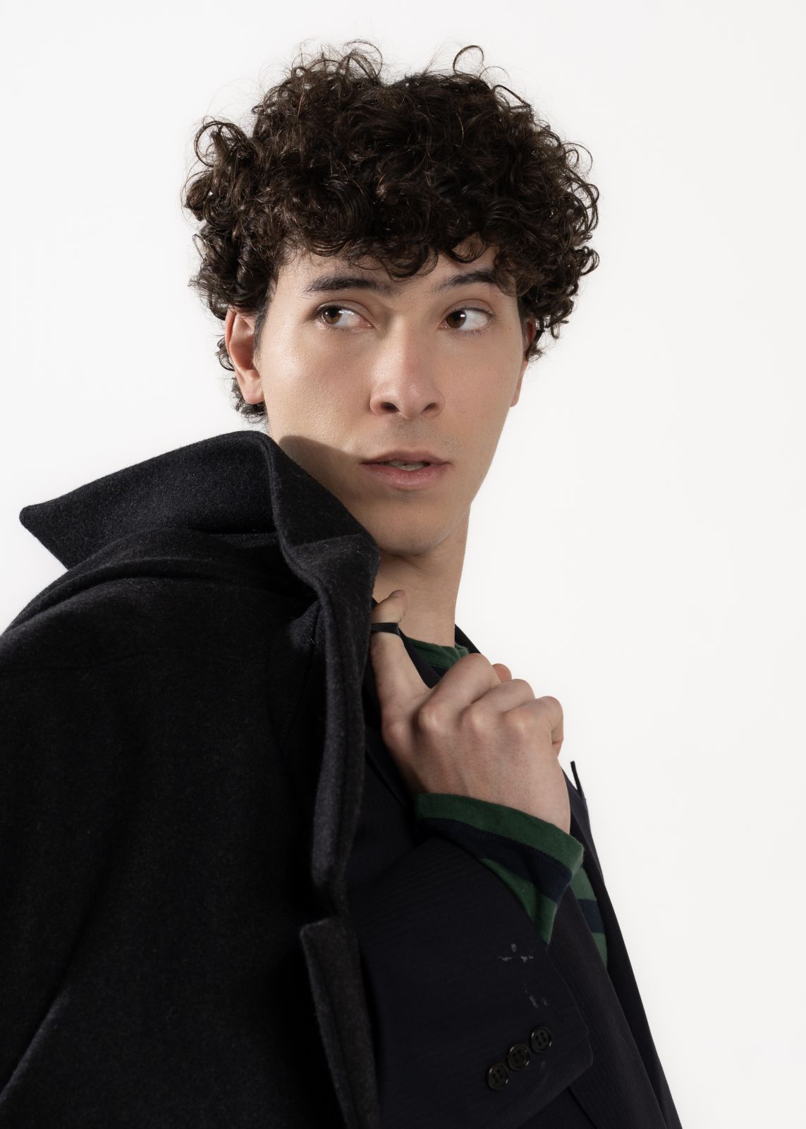 Modello con giacca elegante e look trendy per shooting fotografico di moda a Firenze, Roma, Milano.