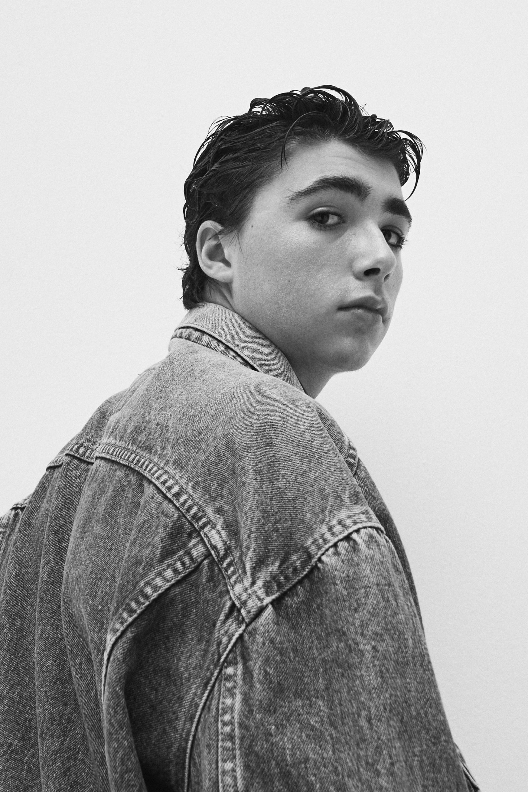 Modello giovane con giacca di jeans per Fashion Concept, agenzia di modelli a Firenze specializzata in scouting e sfilate.