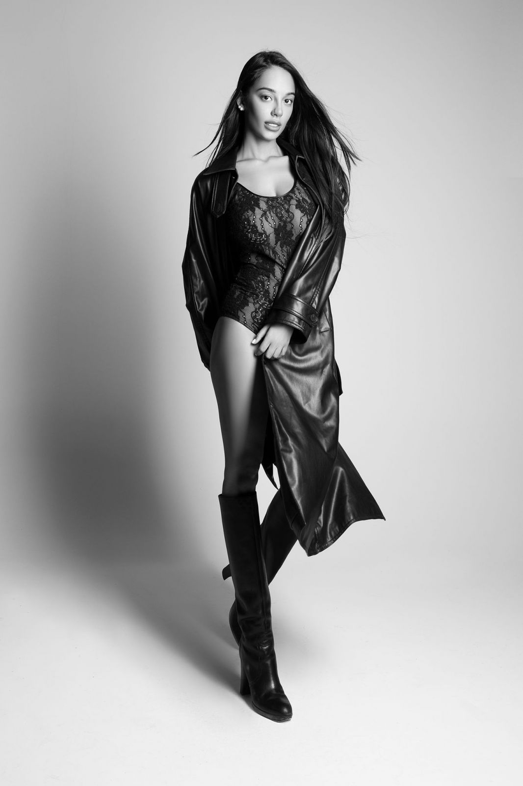 Modella professionista in abbigliamento elegante con stivaloni, in uno shooting di moda raffinato a Firenze.